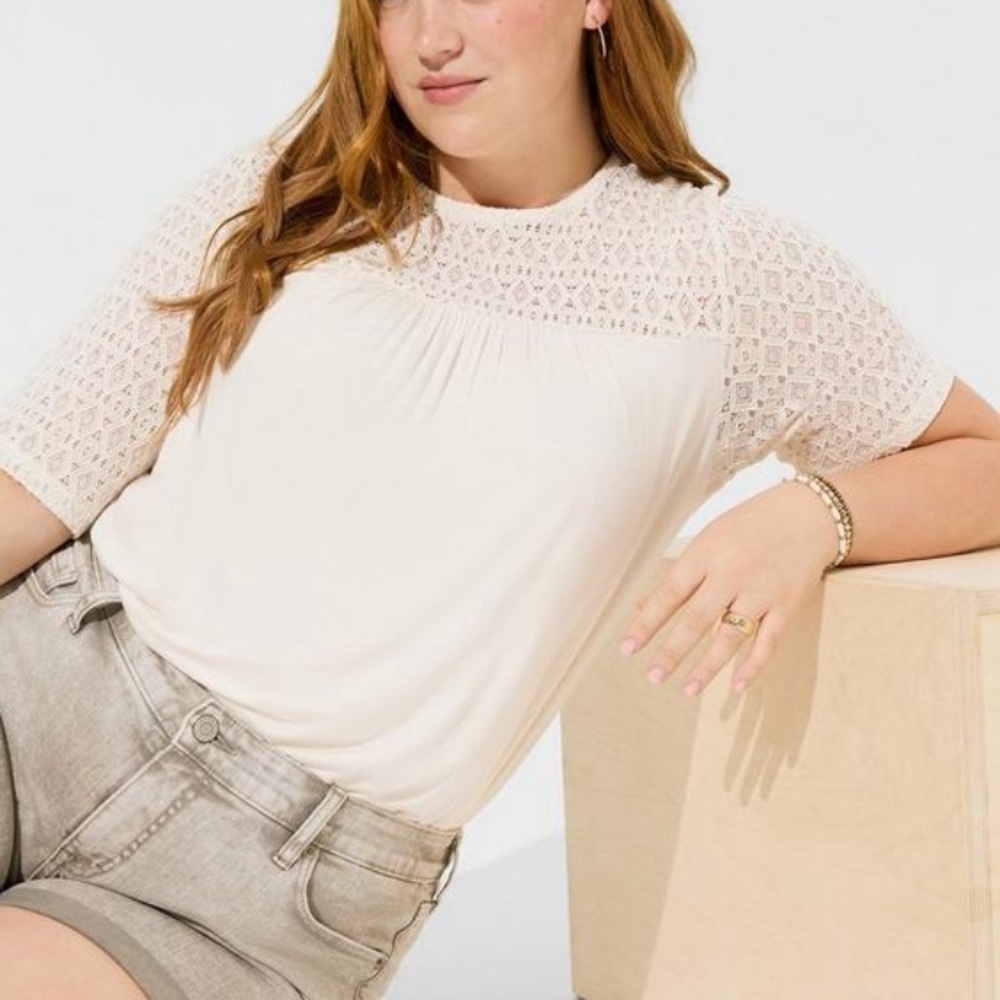 New! Super soft crew neck geo lace top
